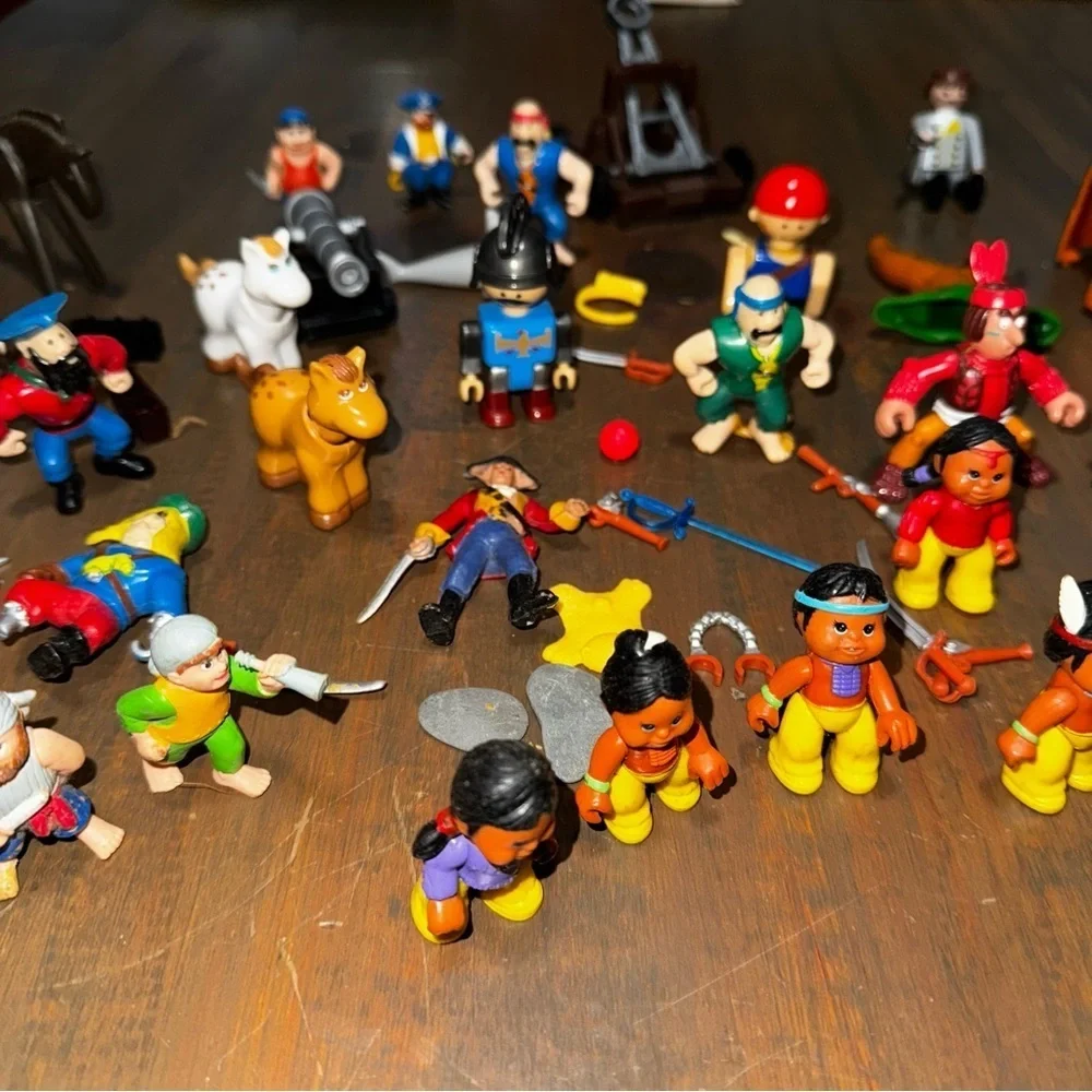 Mixed Lot Of Vtg Native American Toy Figures & Pirate Toy Figures + Accessories